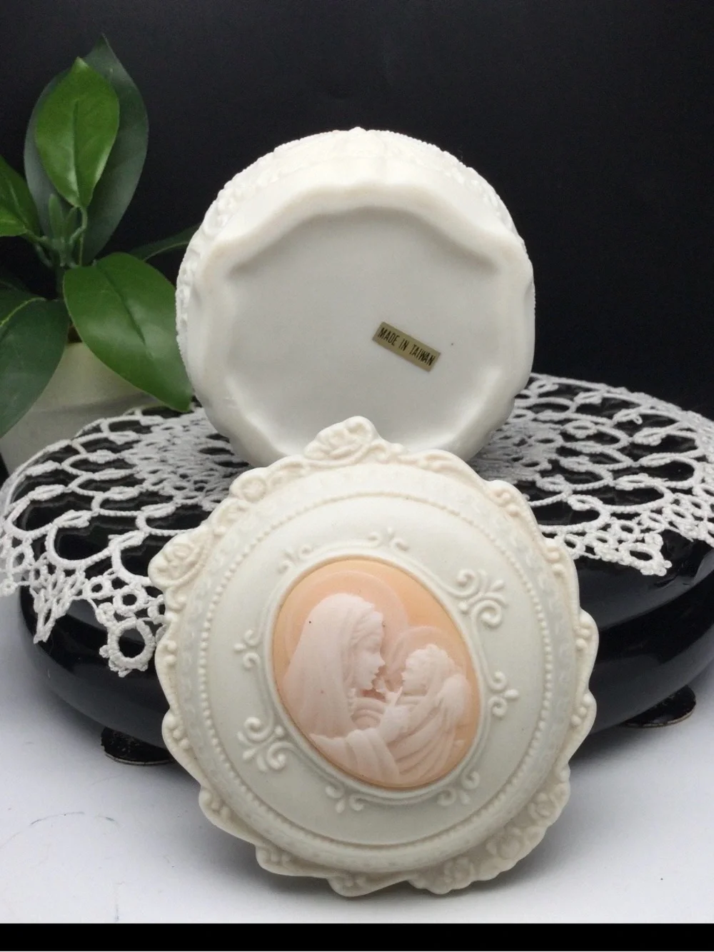 Vintage-Inspired White Cameo Trinket Box with Peach Cameo